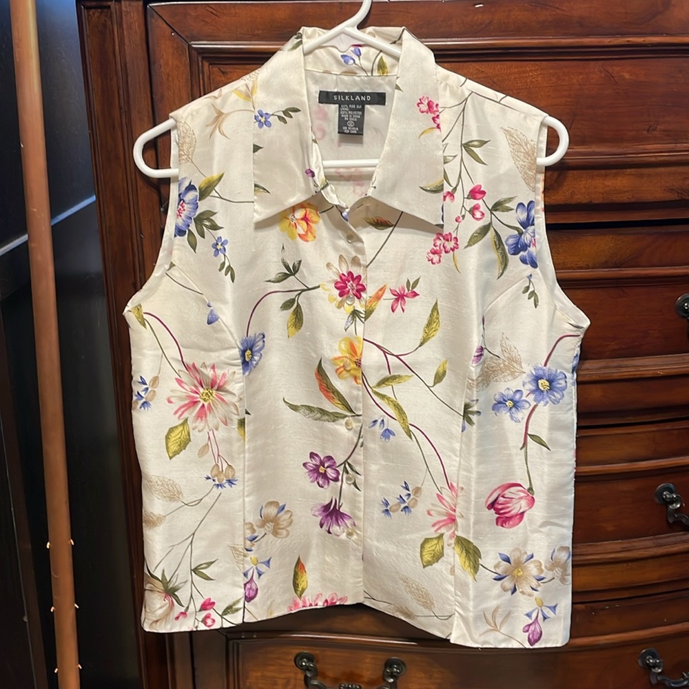 100% Silk Sleeveless Woman’s Flower Button Up Blouse